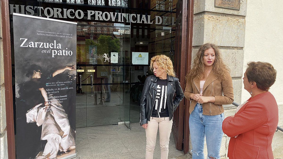 Eva Merino, Ester Muñoz y Amelia Biaín, este lunes a la entrada del Archivo Histórico Provincial.
