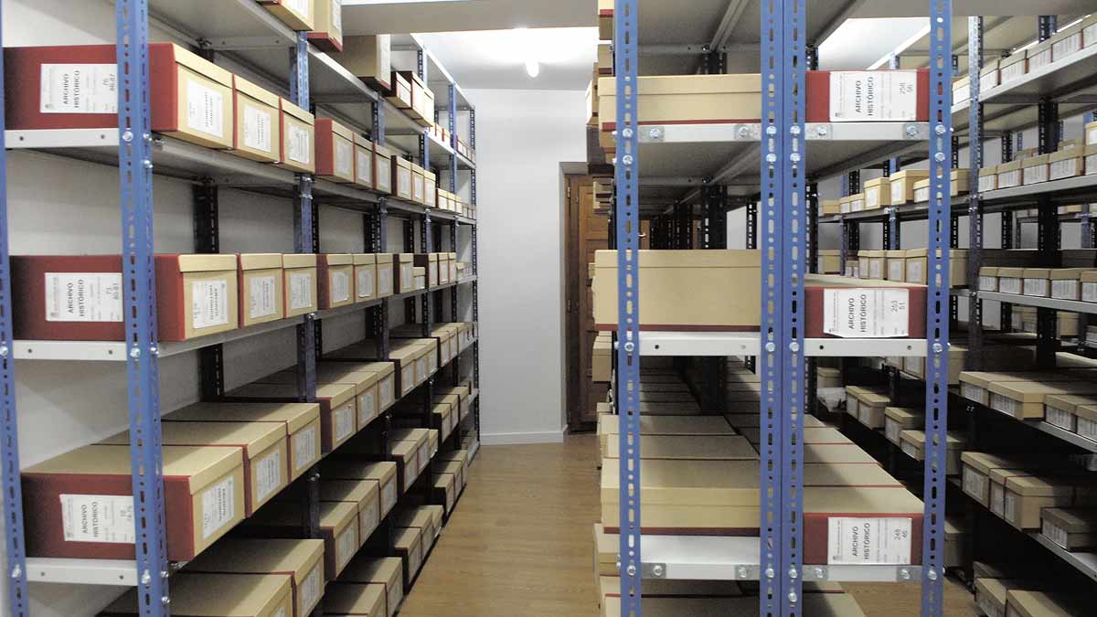 Imagen de las estanterías metálicas que sostienen las cajas con la parte histórica del Archivo Municipal en la Casona de Puerta Castillo. | MAURICIO PEÑA