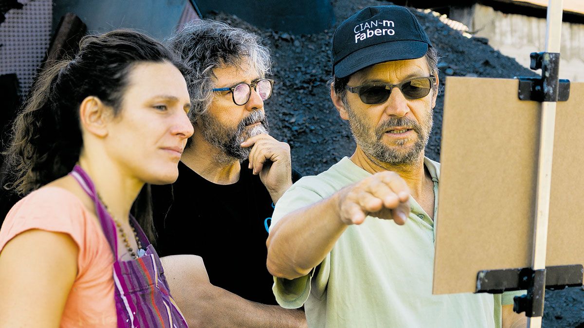 El pintor leonés Félix de la Concha, a la derecha, junto a Tomás Bañuelos y una de las alumnas. | A.PEDRAZA / CIAN