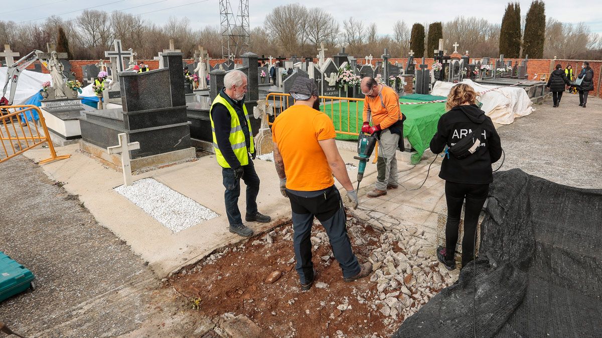 Inicio de los trabajos en el cementerio de Villadangos el pasado febrero. | ICAL