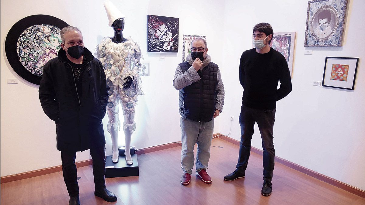 Carlos Luxor, Luis García y Emilio Gancedo en la inauguración de la muestra ‘Arte Bowie’. | CARLOS S. CAMPILLO (ICAL)