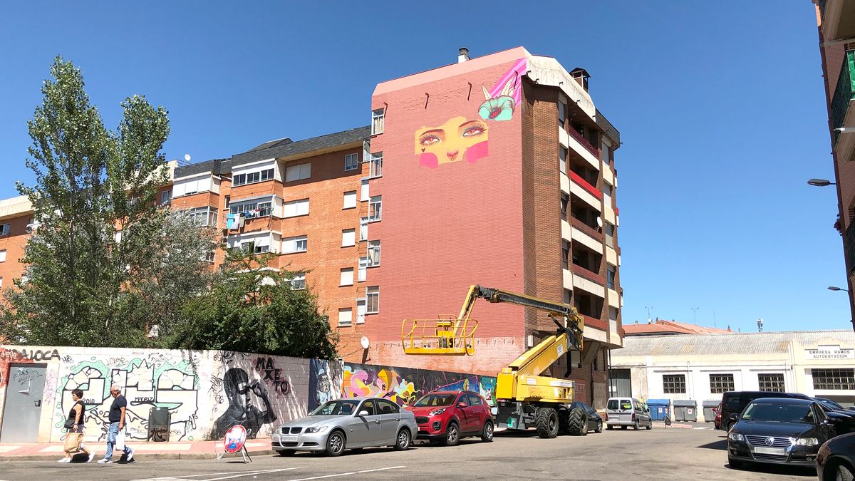 Las calles de La Bañeza han comenzado este fin de semana a llenarse de color con las obras de los artistas de AeroRap. | ABAJO
