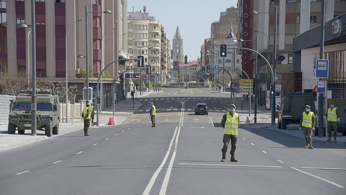 Uno de los controles del Ejército ubicados durante este sábado en León. | MAURICIO PEÑA