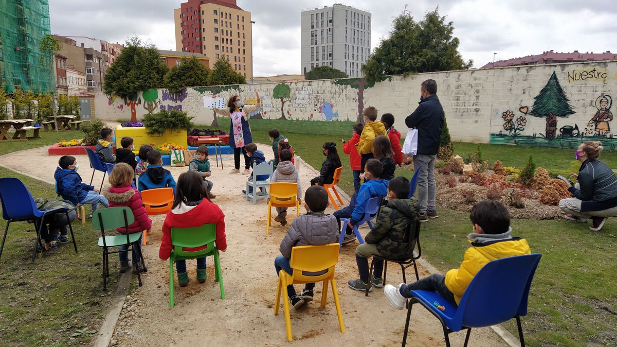Este año, la Asociación Auryn ha tenido que sacar muchas de sus actividades semanales a las calles del barrio. L.N.C.