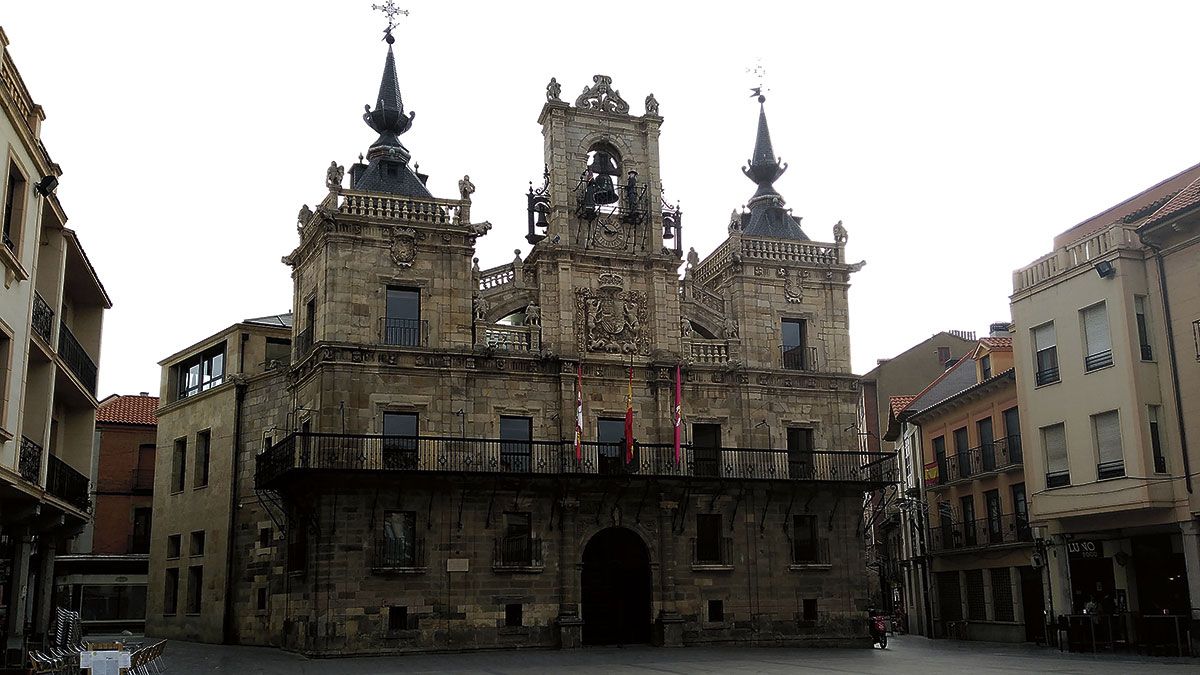 Imagen de la fachada principal del Ayuntamiento de Astorga, donde se celebrará el pleno de este viernes. | P.F.