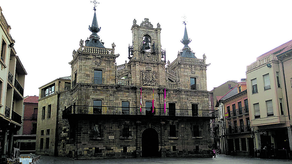 Una imagen del Ayuntamiento de Astorga y la Plaza Mayor. | P.F.