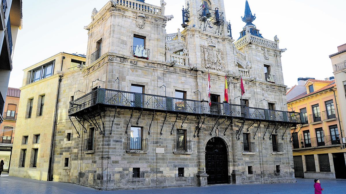 Una imagen del exterior del Ayuntamiento de Astorga. | P.F.