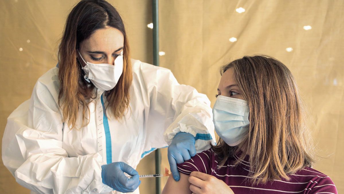 Vacunación con Astrazeneca en el Palacio de Exposiciones en una imagen de archivo. | ICAL