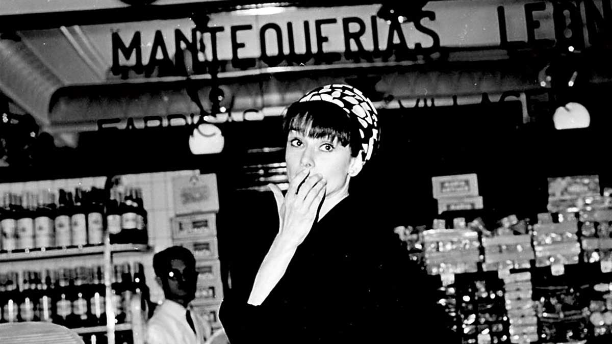 Era 1966 y Audrey Hepburn una de las grandes estrellas de cine de la época. En su visita a Madrid posó en Mantequerías Leonesas. | GIANNI FERRARI