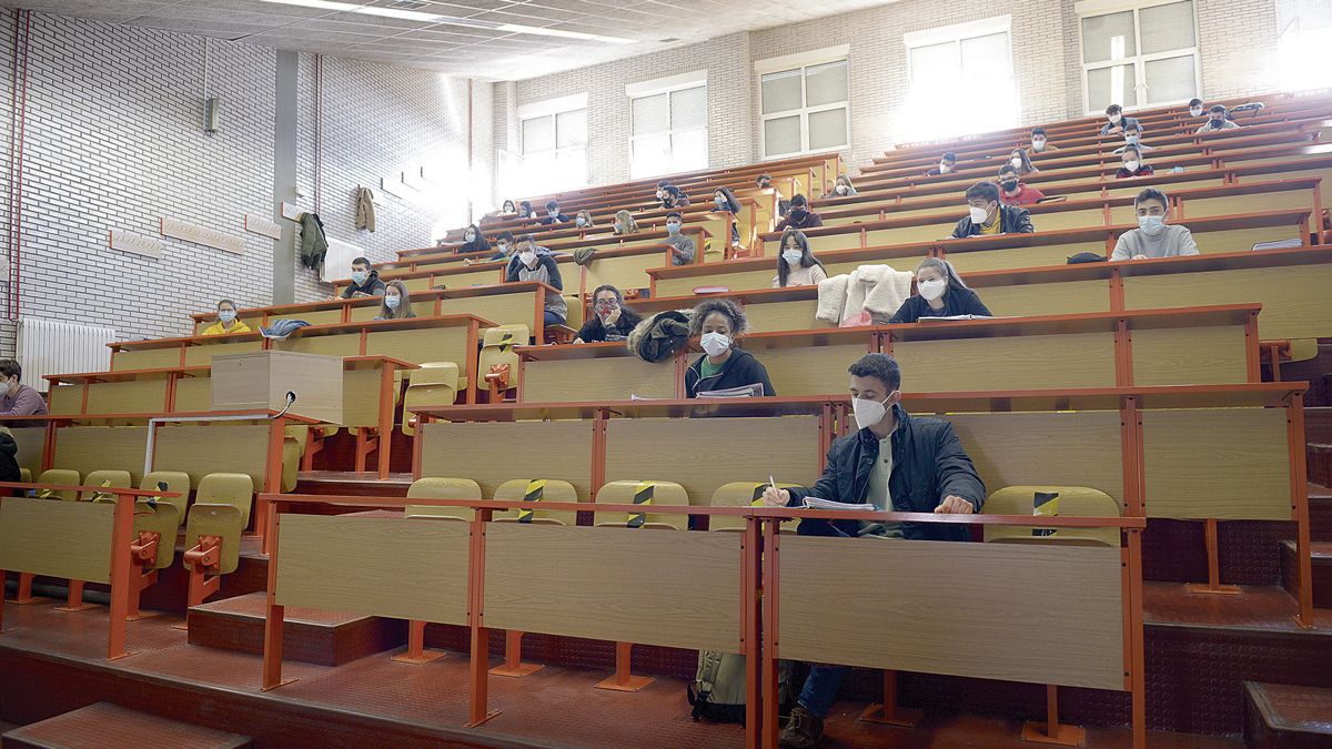 Un aula de la Facultad de Económicas, en la que se guarda la distancia de seguridad entre el alumnado. | MAURICIO PEÑA