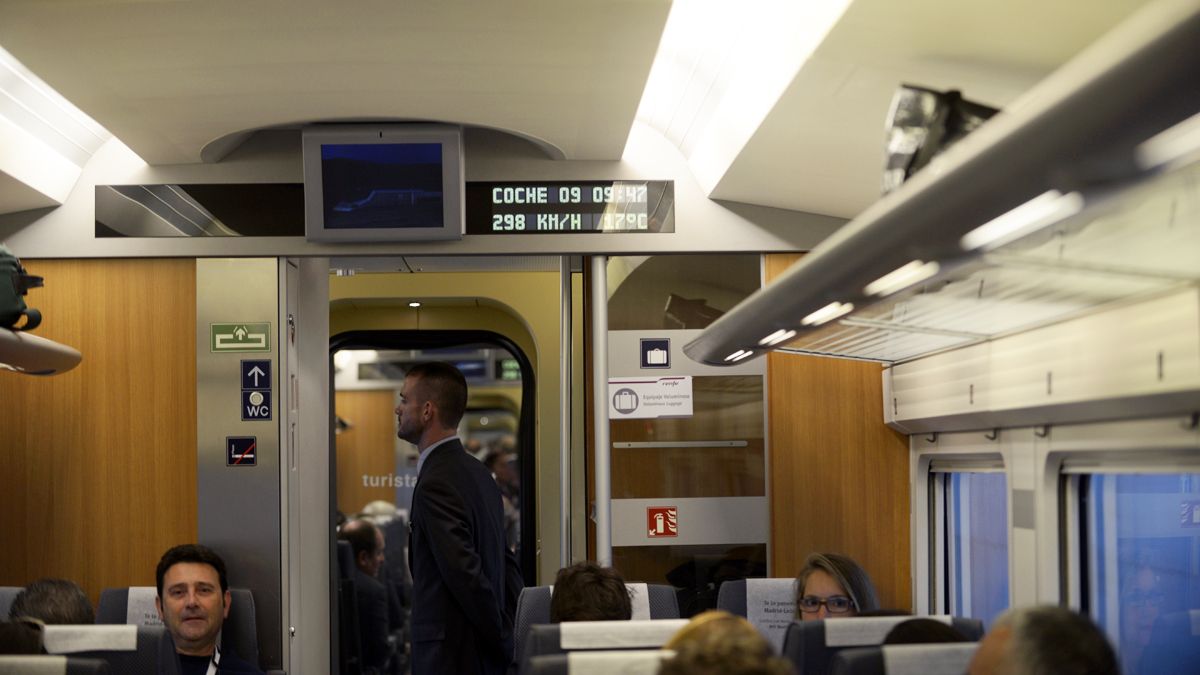 La línea a Madrid se cubrirá de momento con trenes Alvia y Avant. | MAURICIO PEÑA