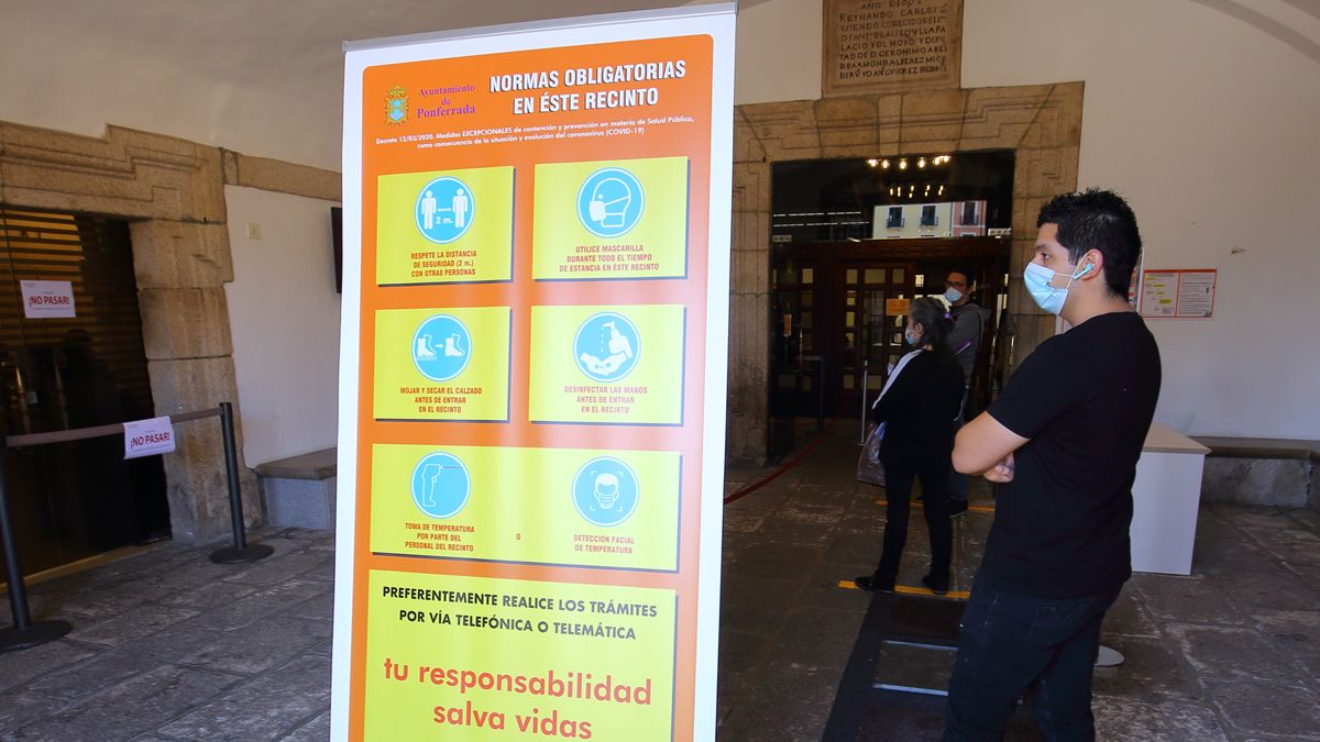 Ciudadanos esperan a hacer trámites en el recibidor del Ayuntamiento de Ponferrada. | Ical