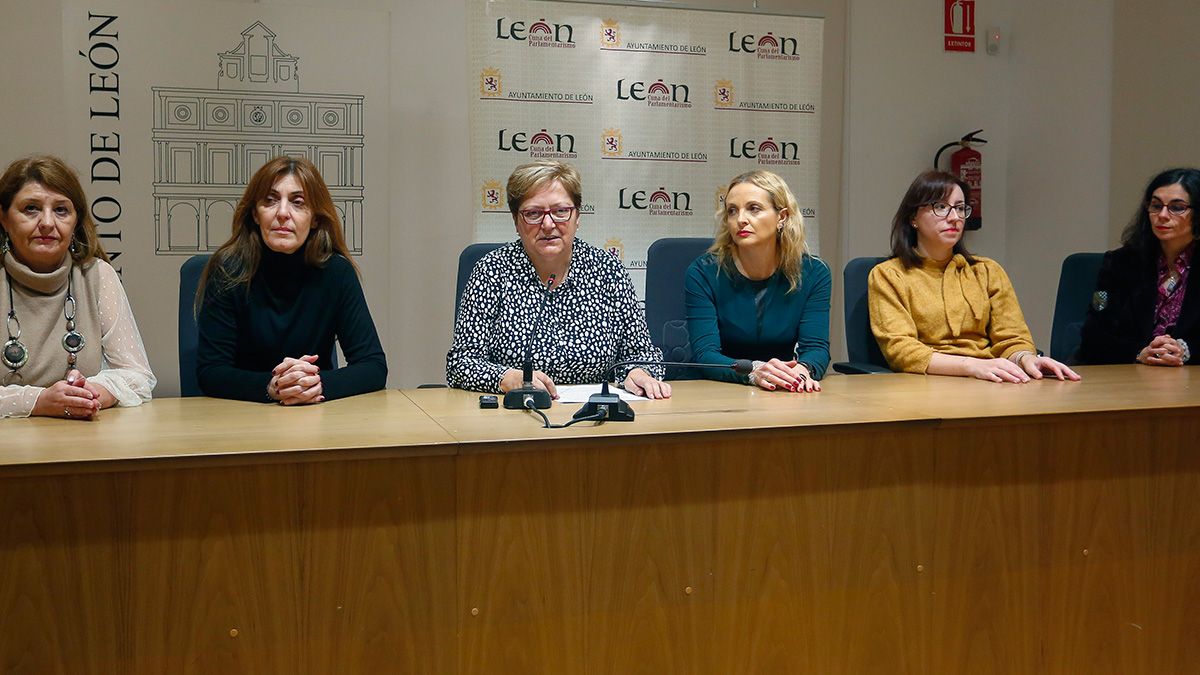 La concejala de Mayores del Ayuntamiento de León, Lourdes González, presenta la campaña ‘La Navidad en compañía'. | ICAL