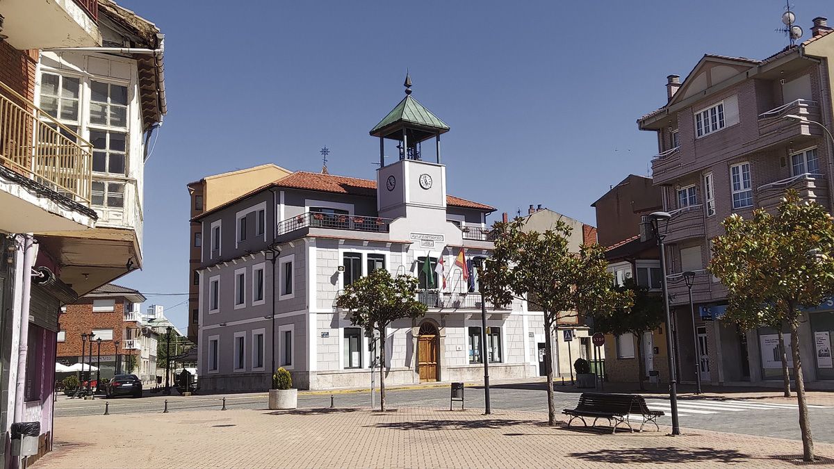 El edificio del Ayuntamiento de La Robla tras concluir su fachada. | L.N.C.