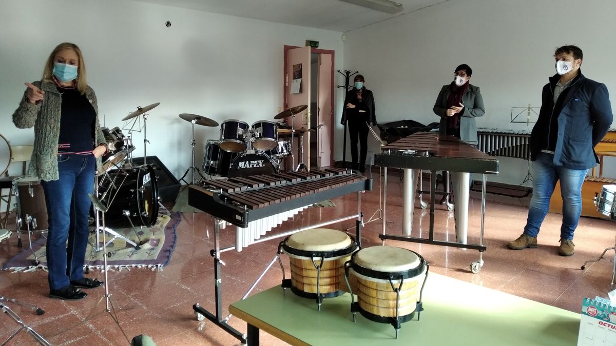Cabañas y Gallego, durante la visita a la escuela de música. | L.N.C.