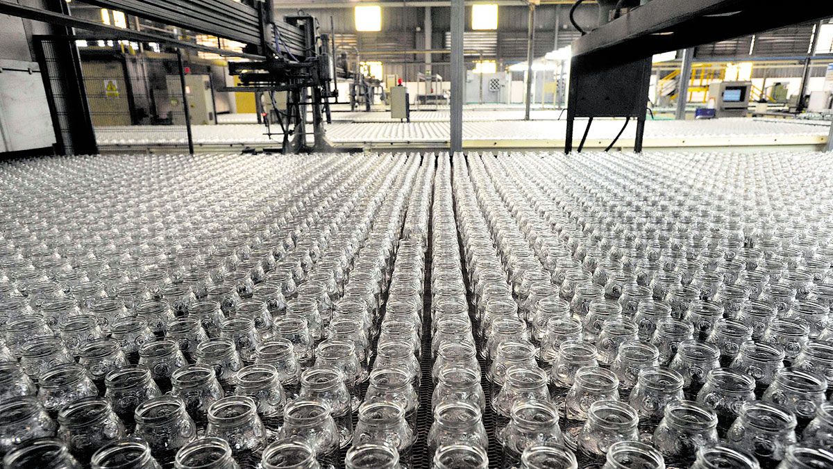 BA Vidrio produce millones de envases cada año en León. | DANIEL MARTÍN