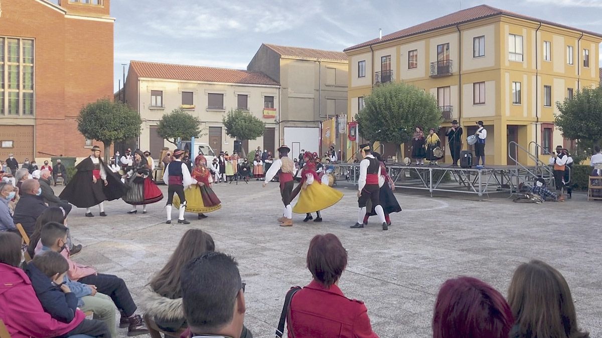Uno de los grupos que protaonizaron el festival, en Veguellina.