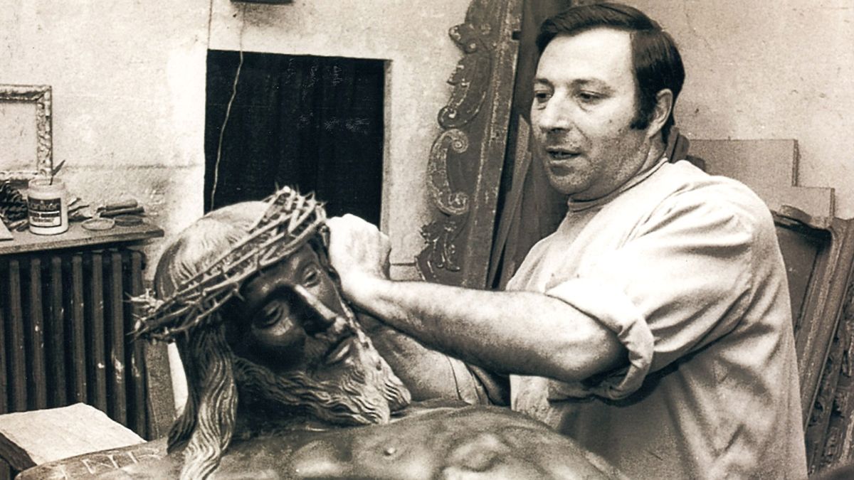 El recientemente desaparecido Amado Fernández realizó en 1969 la fidedigna reproducción de la obra de Gregorio Fernández. | ARCHIVO DE EDUARDO DE PAZ