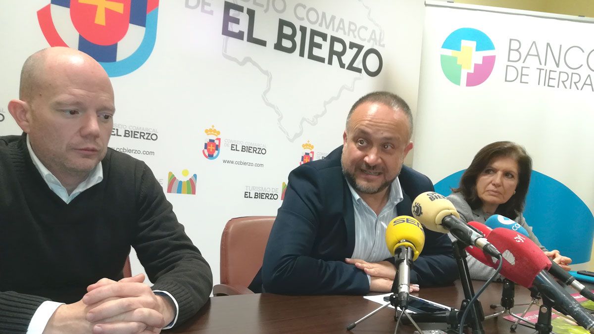 Pablo Linares, Gerardo Álvarez Courel y Misericordia Bello presentando la campaña. | D.M.