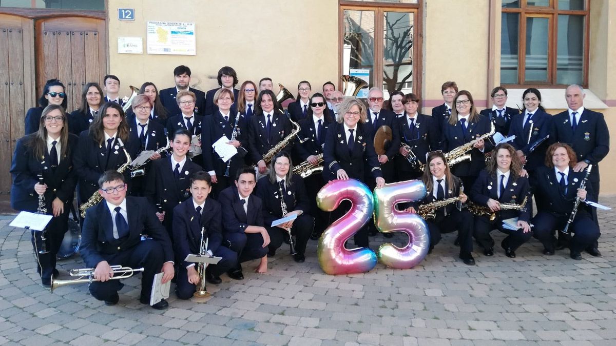 Integrantes de la Banda Municipal de Música de Santa María del Páramo celebrando el 25 aniversario. | L.N.C.