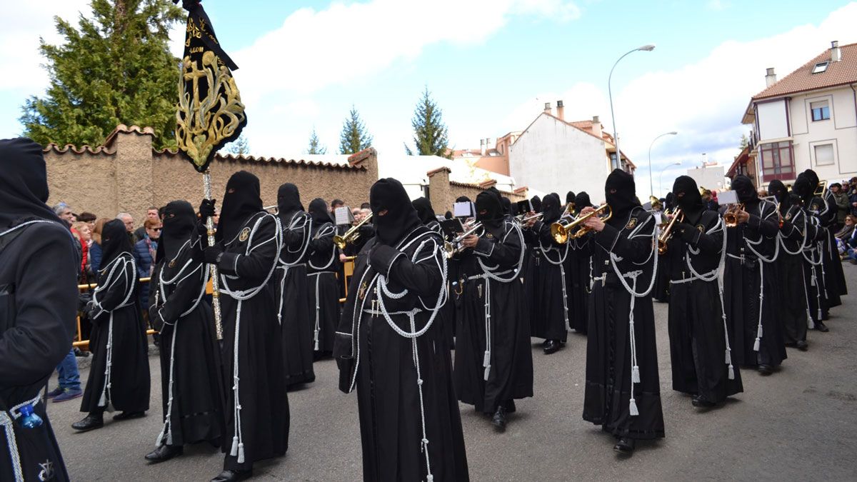La agrupación musical del ‘Poder’ a su paso por San Lorenzo. | MNK URDI
