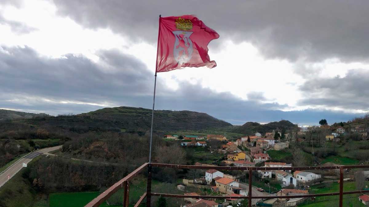 Bandera en el castillete de Sotillos de Sabero. | L.N.C.
