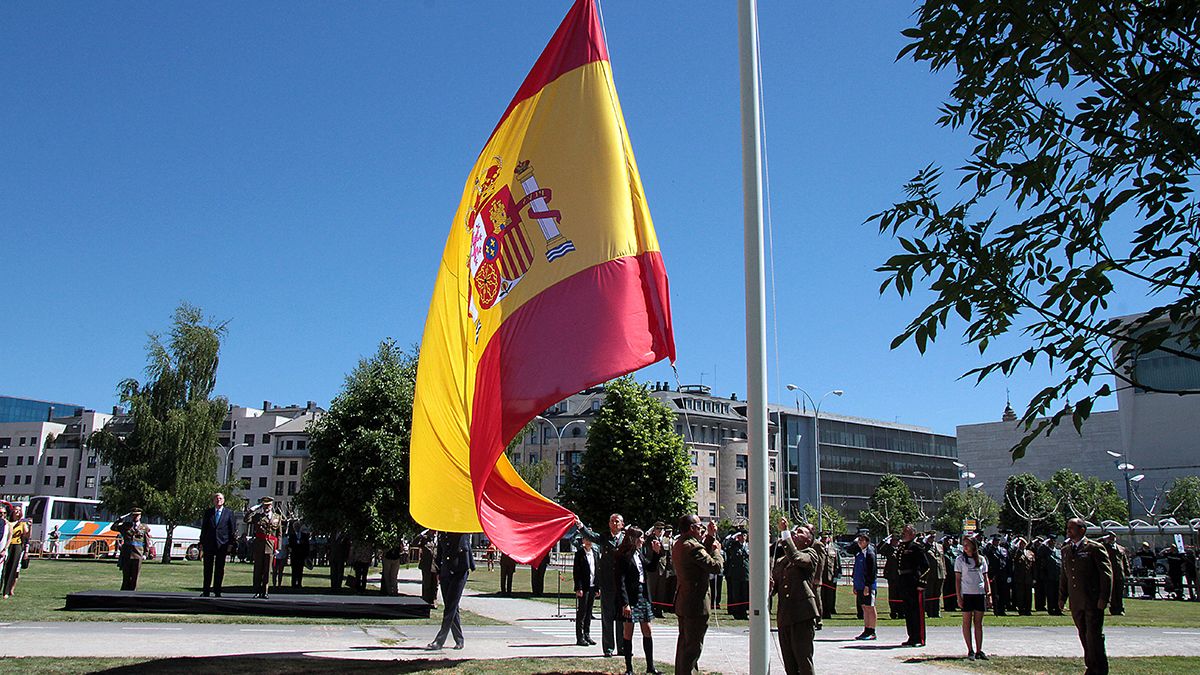 Acto de homenaje e izado de la bandera española. | ICAL