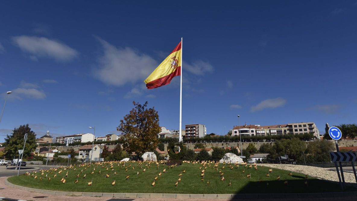 Imagen de la rotonda de la Eragudina en Astorga con cientos de banderas de España. | SAÚL ARÉN