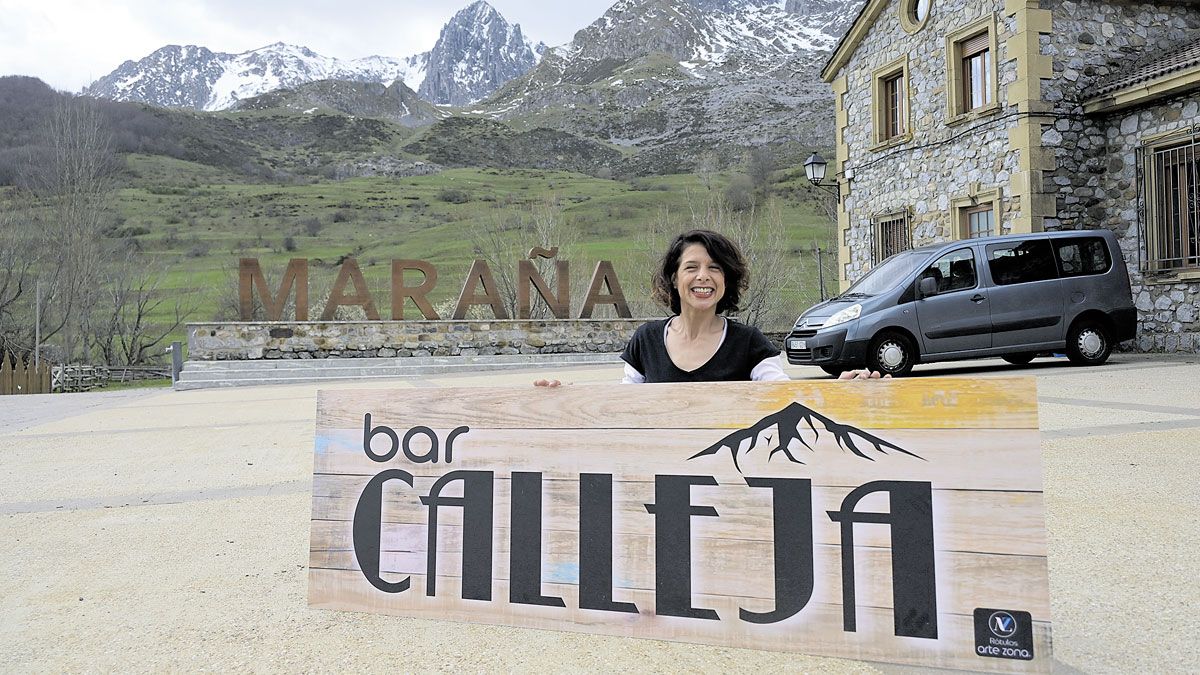 Nadia a las puertas del bar Calleja de Maraña, pueblo al que llega junto a su familia \