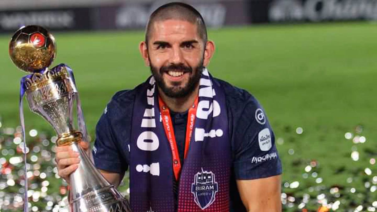 Diego Bardanca, con el trofeo de campeón de liga y celebrando el éxito en el césped. | BURIRAM