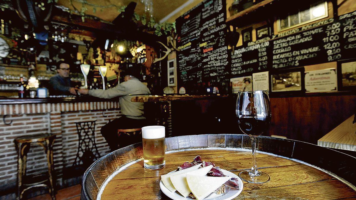 La tradición del tapeo en los bares leoneses está muy arraigada en la provincia. Son mayoría los locales con tapas de calidad, como La Trébede. | DANIEL MARTÍN