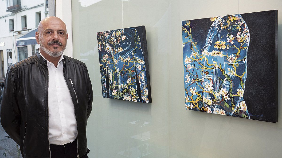 El italiano Marco Baroncini presenta dos cuadros que rinden homenaje a Van Gogh. | VICENTE GARCÍA