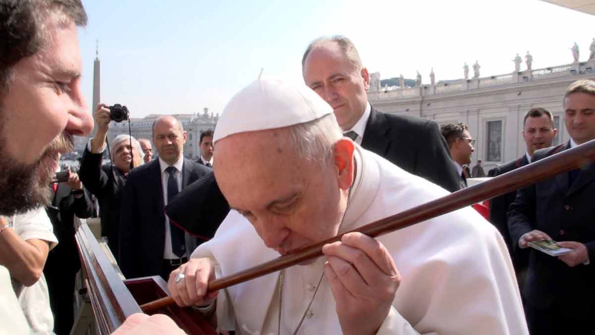 El Papa Francisco besa el bastón de Santa Teresa de Jesús. | ICAL
