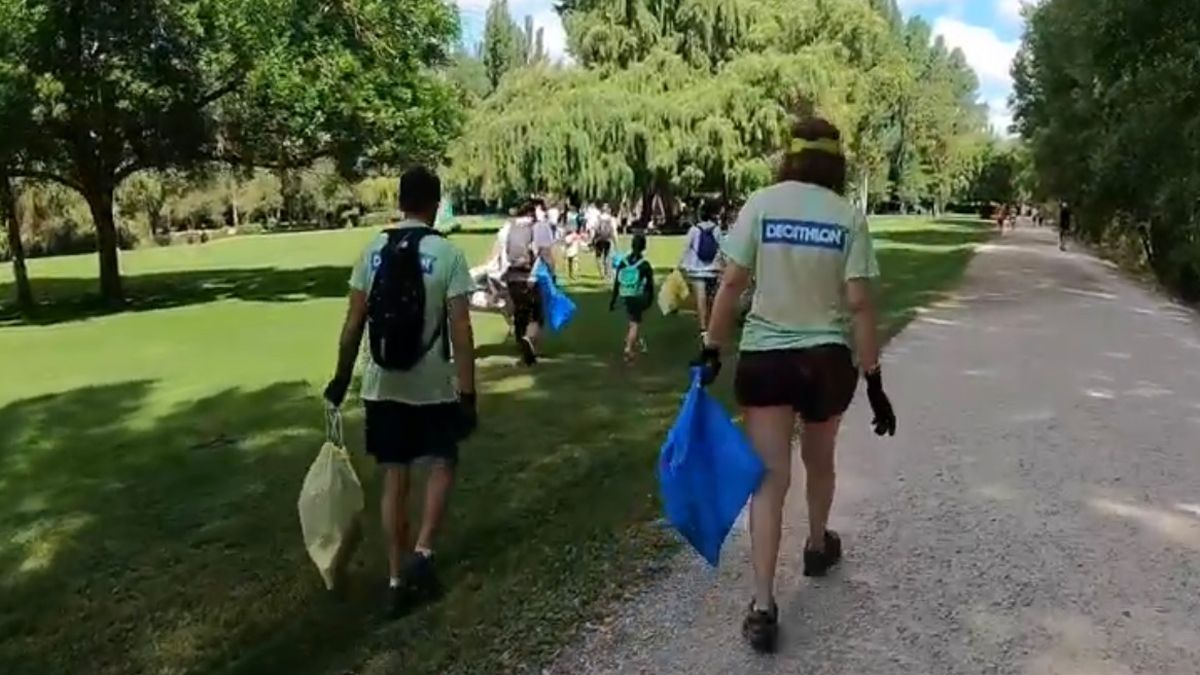Varios voluntarios participaron en la actividad, que incluyó recogida de ‘basuraleza’ organizada por Decathlon.  | L.N.C.