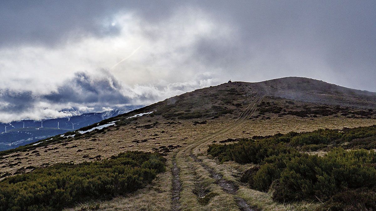 Camino entre el Cerro Becerril y el vértice geodésico. | VICENTE GARCÍA
