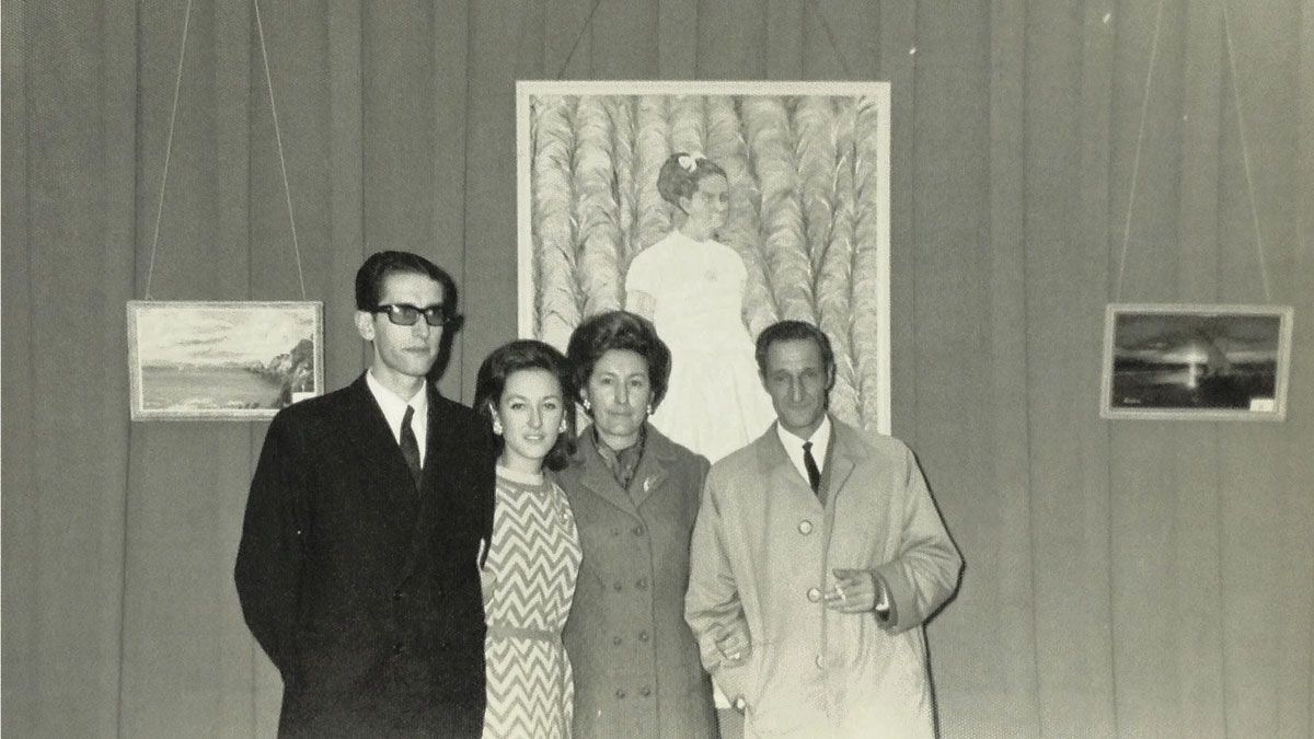María Begoña Alvira con su marido y otros familiares en una exposición en Caja España en 1968.
