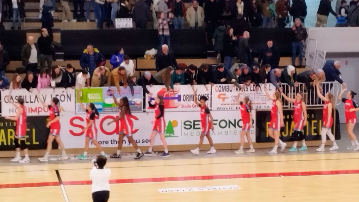 Las jugadoras del Bembibre festejan el triunfo con la grada. | CBBEMBIBRE