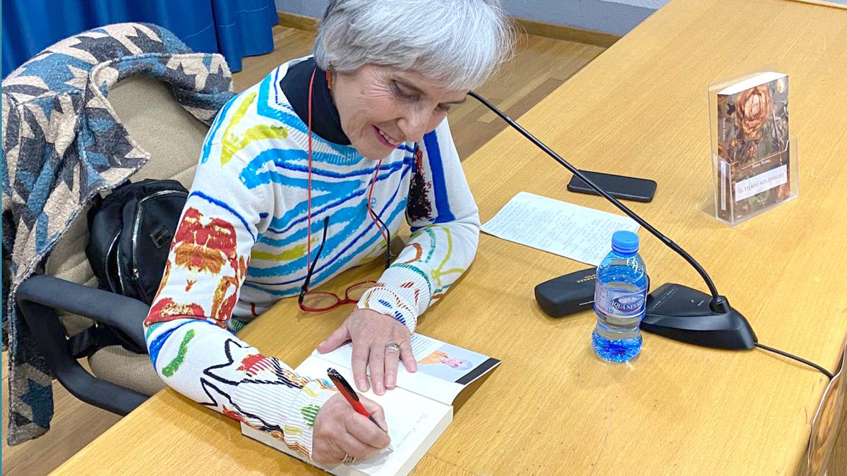 La autora berciana afincada en Cataluña firma un ejemplar de ‘El tiempo nos deshizo’ en la sala Ramón Llull de la Biblioteca Municipal de El Campello. | AYUNTAMIENTO DE EL CAMPELLO