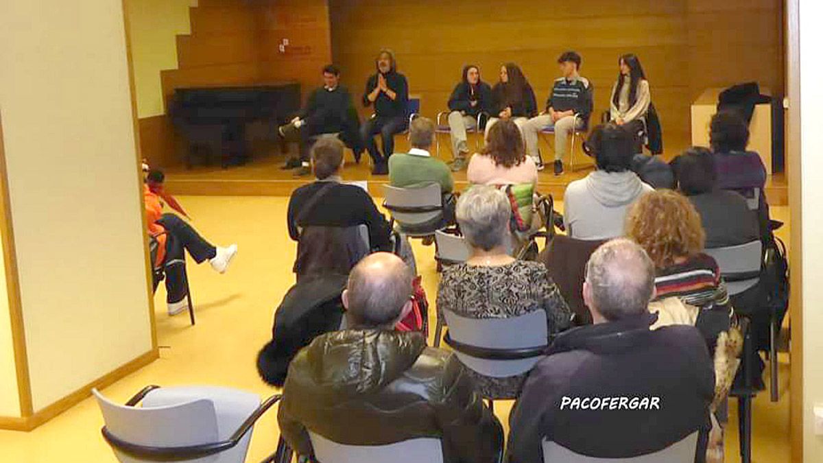 Algunos de los participantes en los debates filosóficos del pasado lunes. | PACO FERGAR