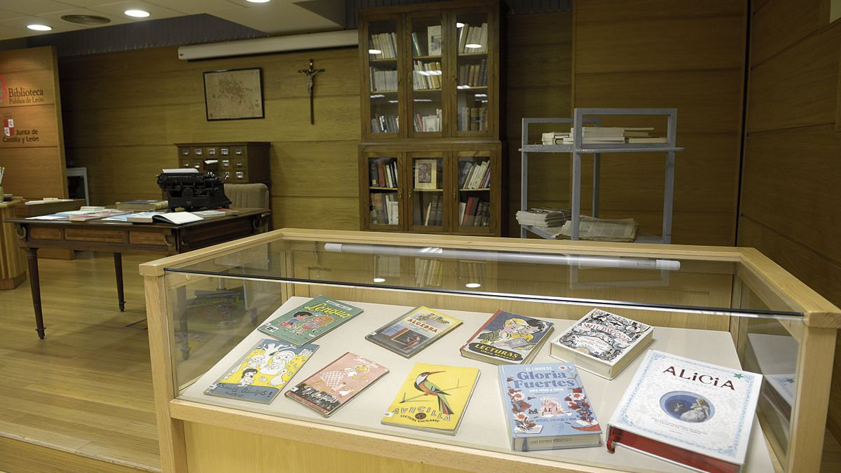 La Biblioteca Pública celebra sus 175 años con una exposición conmemorativa. | MAURICIO PEÑA