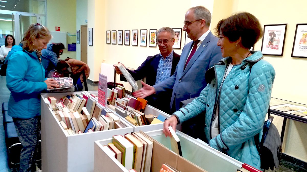 Jesús Álvarez Courel, director de la biblioteca, el alcalde Olegario Ramón y la concejala Conchi Vega viendo unos libros. | D.M.
