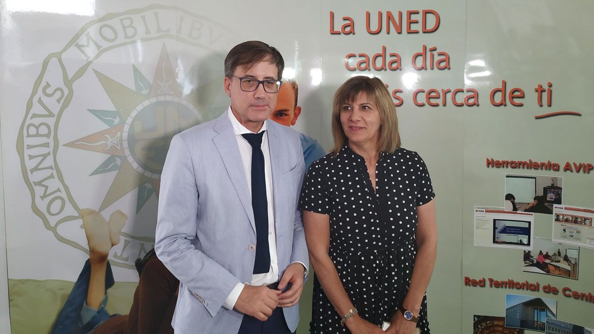 El director general de Patrimonio, Enrique Sáiz, y la alcaldesa de Fabero, Mari Paz Martínez. | A.C.