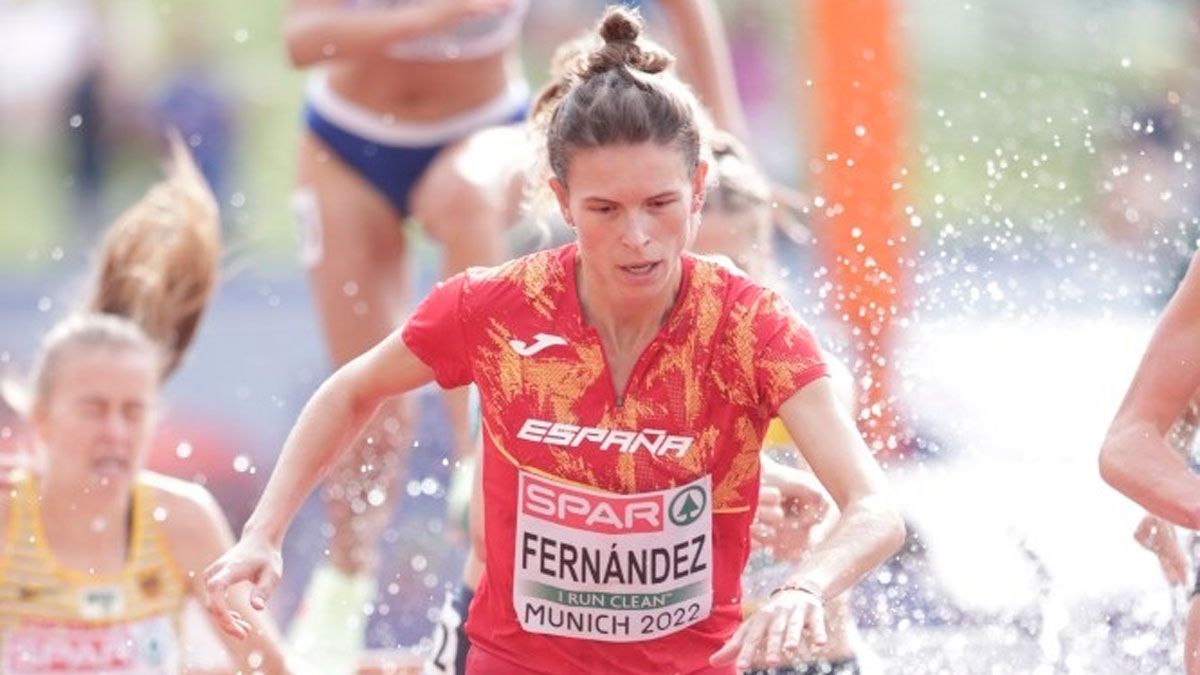 Blanca Fernández, saltando la ría en un momento del Europeo. | MIGUÉLEZ / RFEA