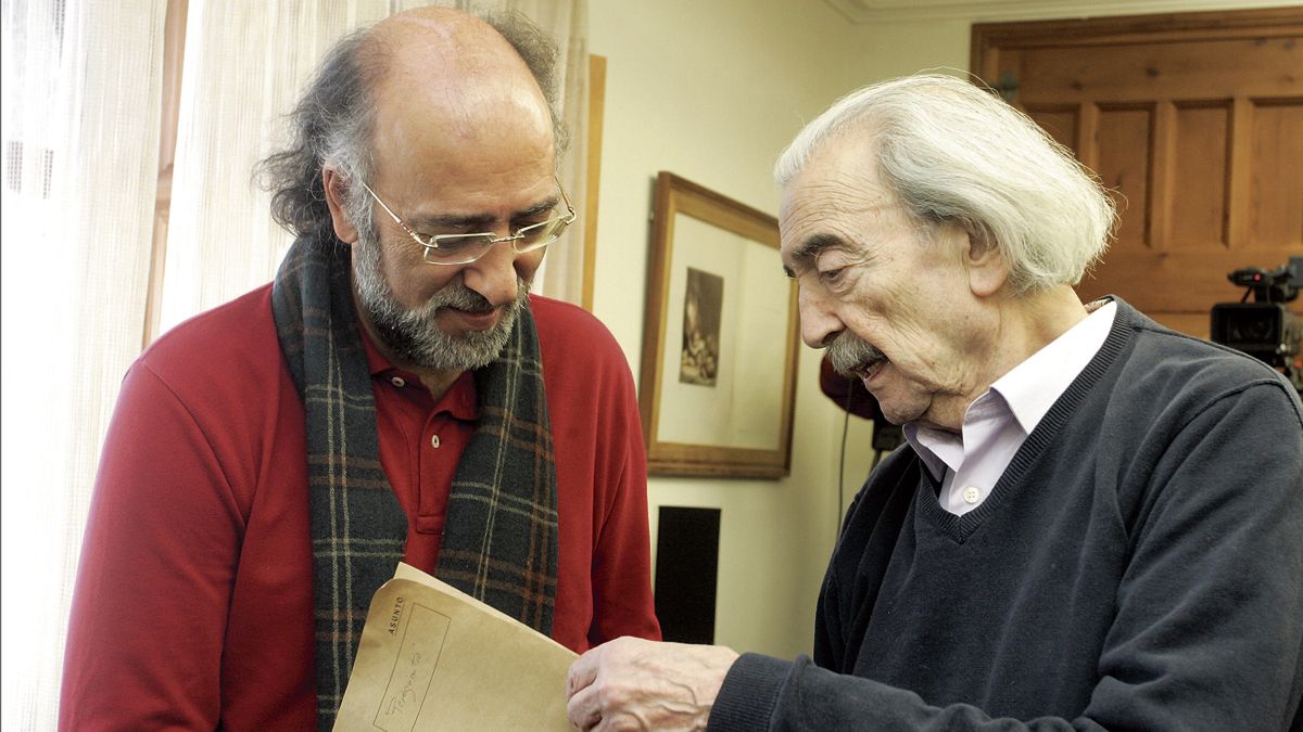 Rogelio Blanco con el escritor argentino Juan Gelman, ganador del Premio Leteo en 2012. | CARLOS S. CAMPILLO (ICAL)