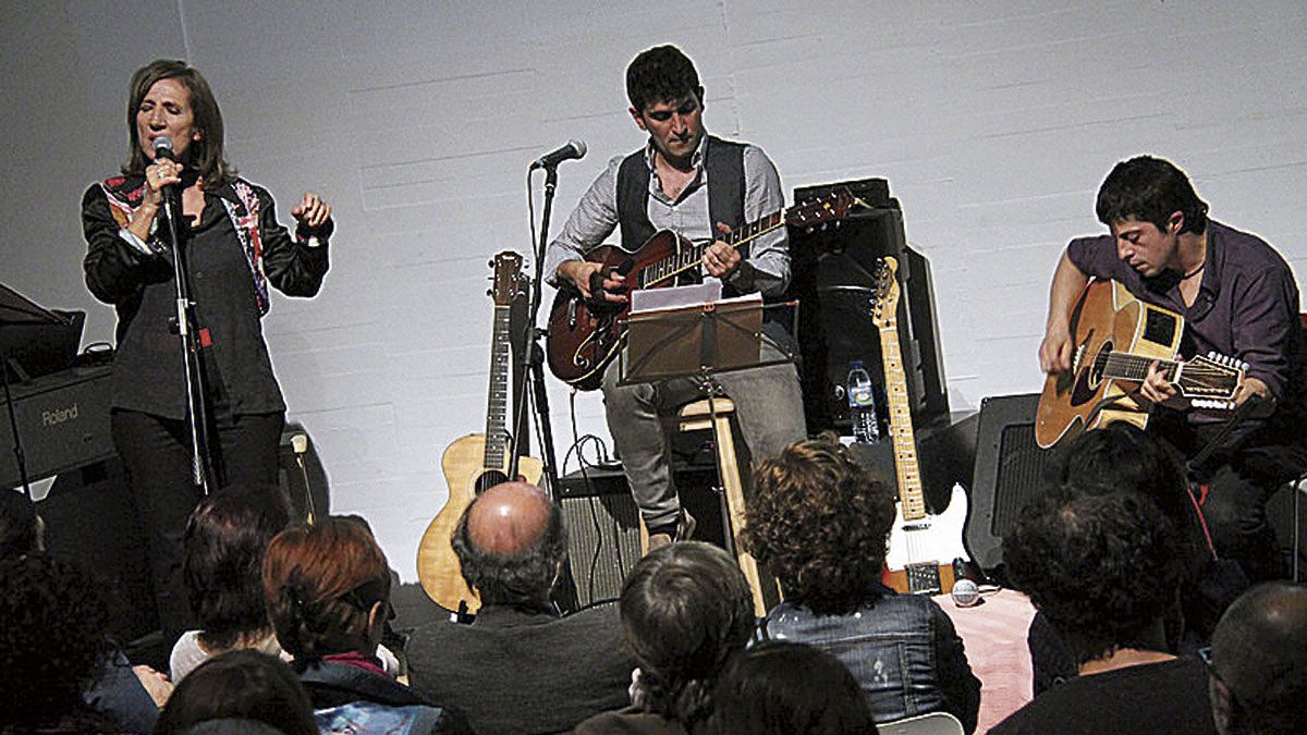 Actuación de Blues Castellano con Villegas, Cachaldora y Ordás.