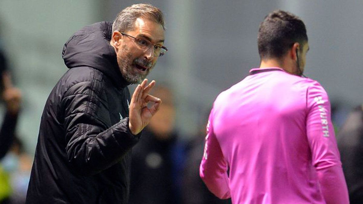 Bolo pide explicaciones al árbitro en el partido en Burgos. | LALIGA