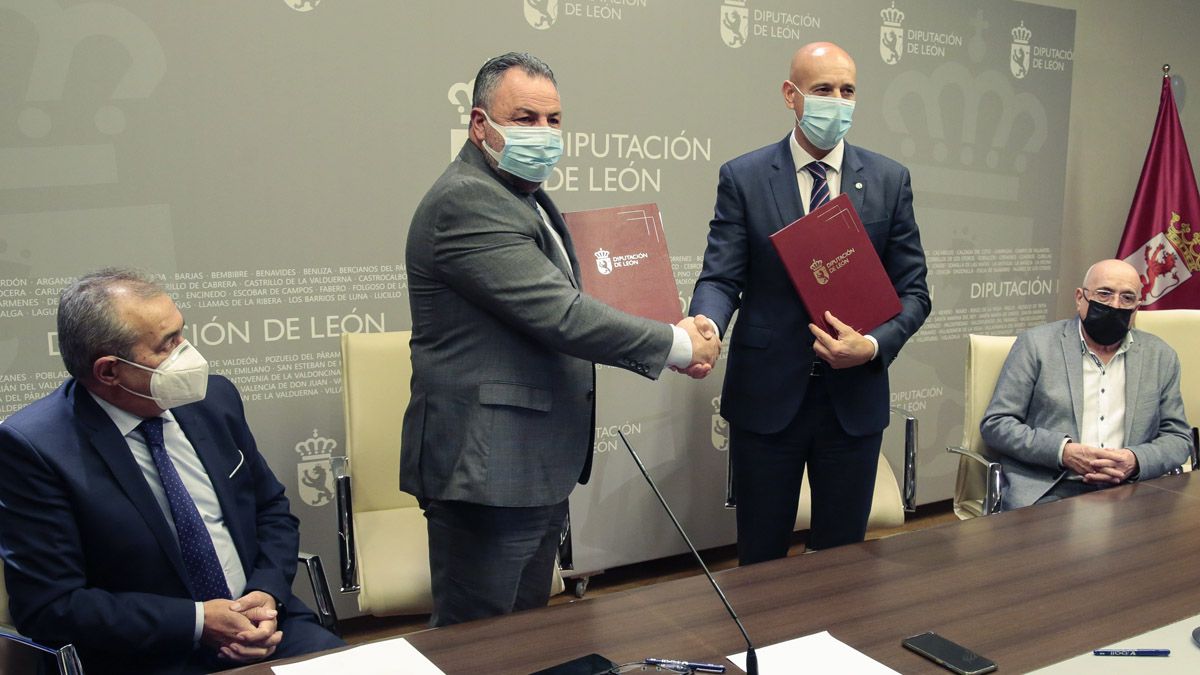 Marcelo Alonso, Eduardo Morán, José Antonio Diez y Álvaro Pola, durante la firma del convenio. | CAMPILLO (ICAL)
