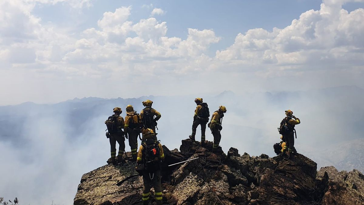 Bomberos forestales trabajando en la extinción del incendio. | @ATBRIF