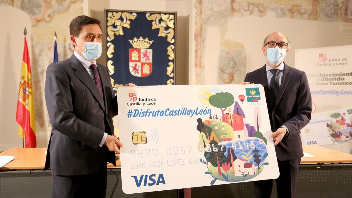 Carlos Martínez, presidente de la Unión de Cajas Rurales, y el consejero Javier Ortega presentan los bonos. | ICAL
