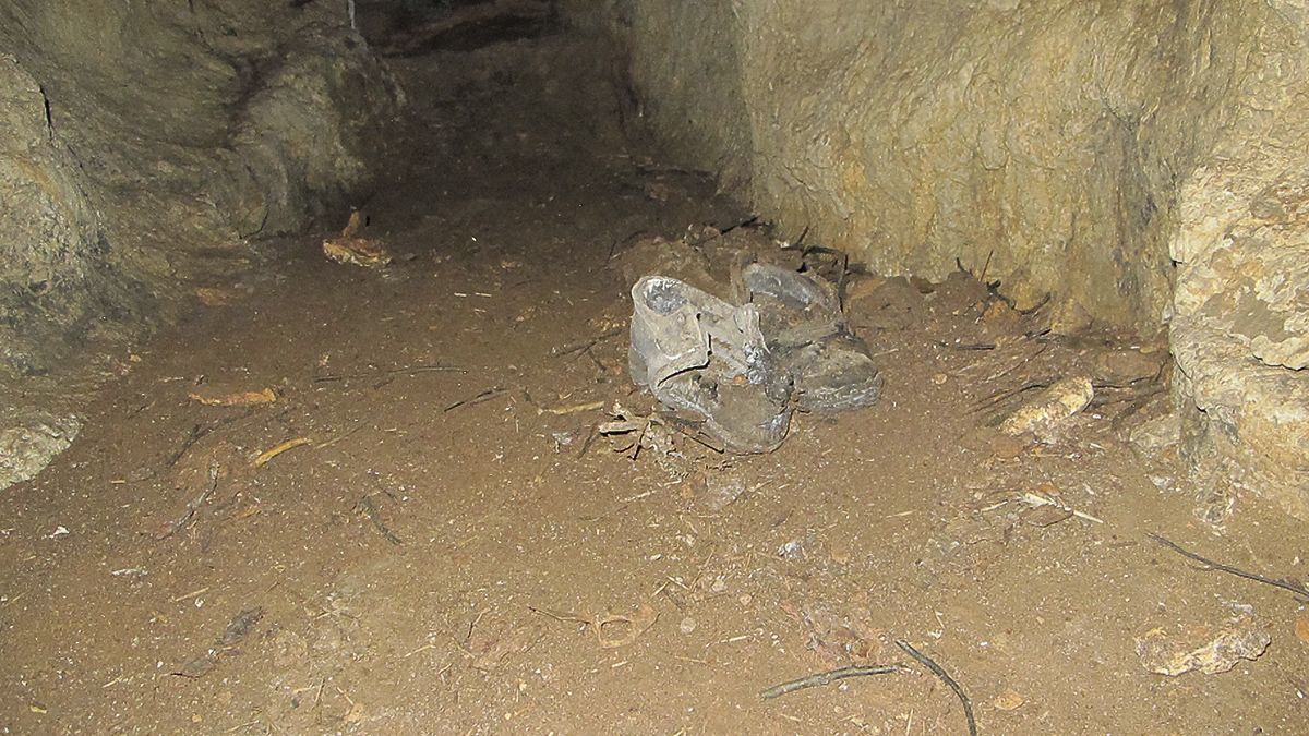 Las botas de Ismael Cabezas aún permanecían en la Cueva del Elefante casi 80 años después.